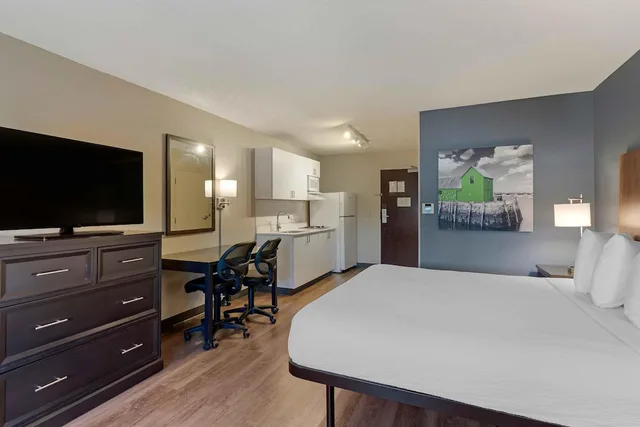 استوديو ديلوكس بسرير كينج مع أريكة، Extended Stay America Oakland - Alameda Airport 2/2