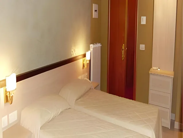Room, Twin Beds, Galileo 1/1