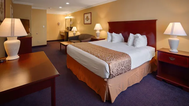 غرفة بسرير مزدوج للمدخنين، Best Western Forest Inn 1/3