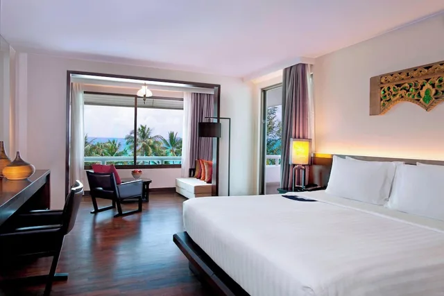 غرفة بسرير كينج بإطلالة على البحر بشرفة، Le Meridien Phuket Beach Resort 1/3