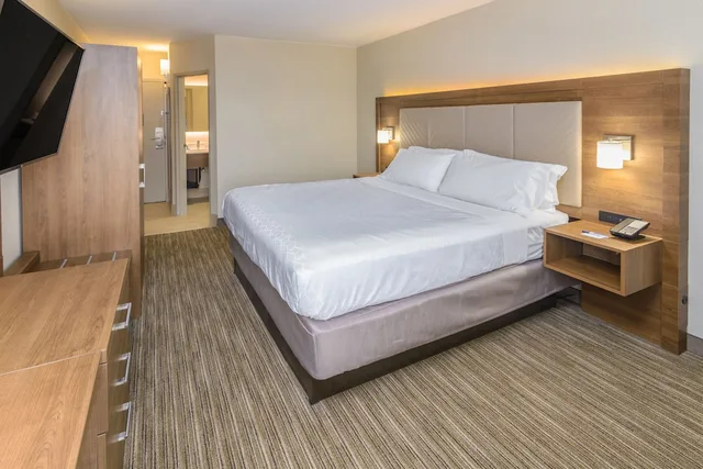 غرفة قياسية بسرير مزدوج، Holiday Inn Express Southington 2/6