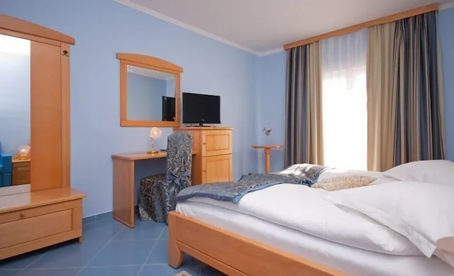 غرفة بسرير مزدوج مع أريكة، Hotel Miramare 8/10