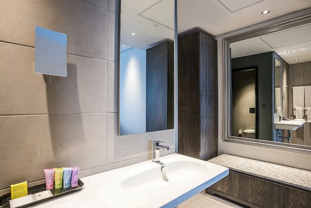 غرفة بسرير كينج بشرفة، Trademark Hotel 4/5