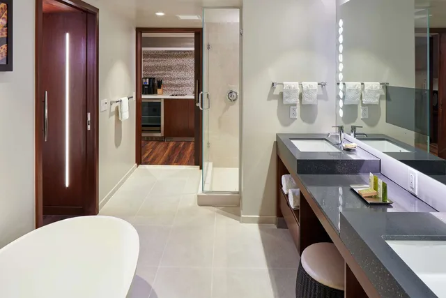 جناح بسريرين مزدوجين بغرفة نوم واحدة مع أريكة، Hokulani Waikiki By Hilton Grand Vacations 2/3