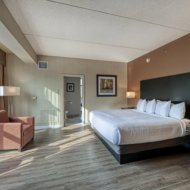 غرفة كبيرة بسرير كينج مع أريكة، Perth Parkside Inn & Spa, BW Premier Collection 6/10