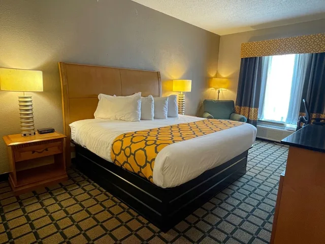 غرفة بسرير كينج، Baymont By Wyndham West Plains 2/6