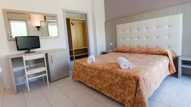 غرفة أساسية بسريرين منفصلين بشرفة بغرفة نوم واحدة، HOTEL SUISSE 1/5