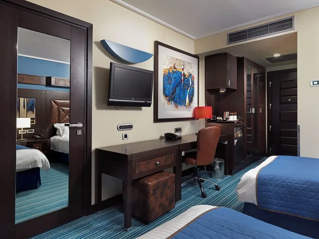 غرفة بريميوم بسريرين مزدوجين مع دخول صالة النادي، Crowne Plaza Athens City Centre 10/10