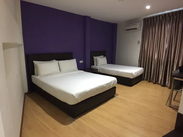 غرفة ديلوكس ثلاثية بسرير كينج مع أريكة، Padungan Hotel 1/3
