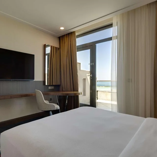غرفة بسرير كينج بإطلالة على البحيرة بشرفة، Doubletree By Hilton Hotel Van 3/10