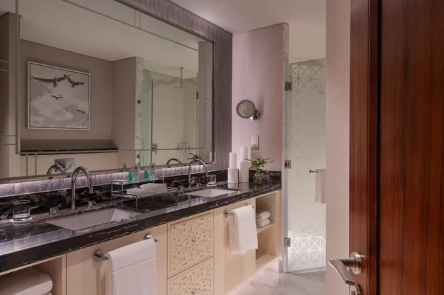 جناح بسرير كينج بإطلالة على المرسى بشرفة بغرفة نوم واحدة، The St. Regis Marsa Arabia Island, The Pearl Qatar 8/10