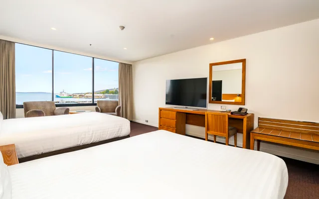 غرفة بسريرين منفصلين بإطلالة على المرفأ، Hotel Grand Chancellor Hobart 1/3