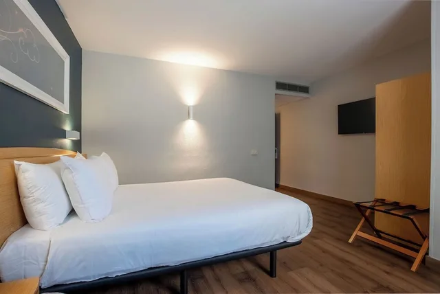 Room, Double Bed, Travelodge Alicante Puerto 5/10