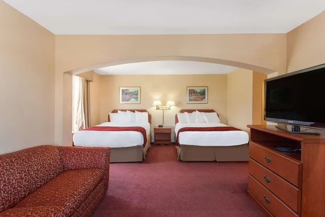Efficiency, 2 Queen Beds، Ramada By Wyndham Fresno Northwest 5/10