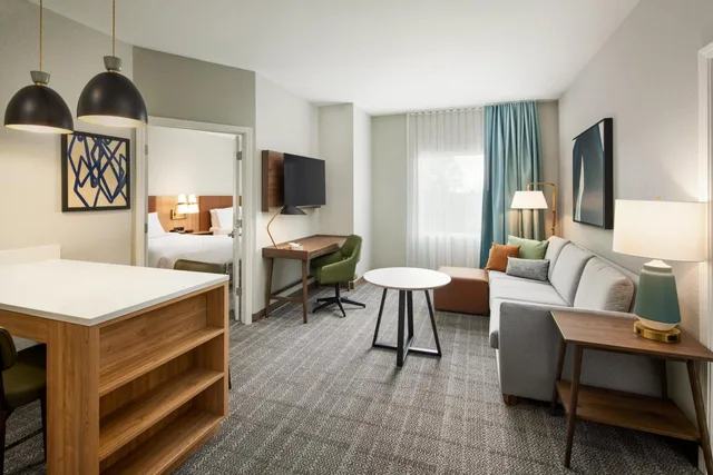 جناح بسرير كينج وسريرين كوين بغرفتي نوم مع أريكة، Staybridge Suites Auburn University Area An Ihg Hotel 3/9