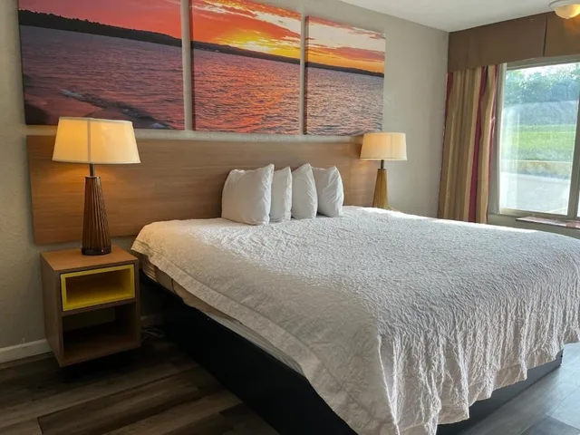 جناح استوديو ديلوكس بسرير كينج، Days Inn & Suites By Wyndham Dayton North 1/4
