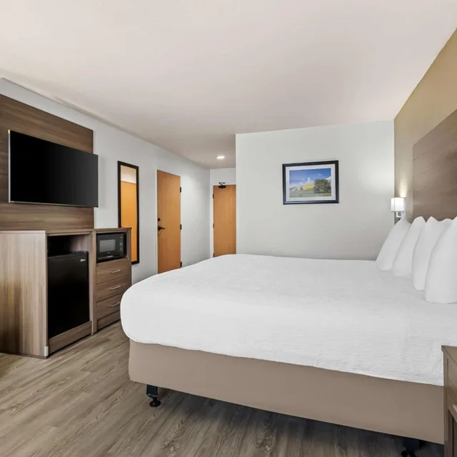 غرفة بسرير كينج بحوض استحمام لذوي الإعاقة، Best Western Plus Caldwell Inn & Suites 2/9