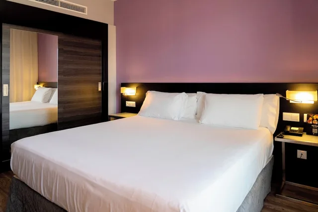 غرفة كلاسيكية خارجية بسريرين منفصلين بإطلالة، Tryp Cordoba Ex Tryp Los Gallos 4/10