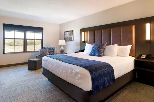 Courtyard, Classic, King Bed، Clubhouse Hotel Suites Sioux Falls 1/4