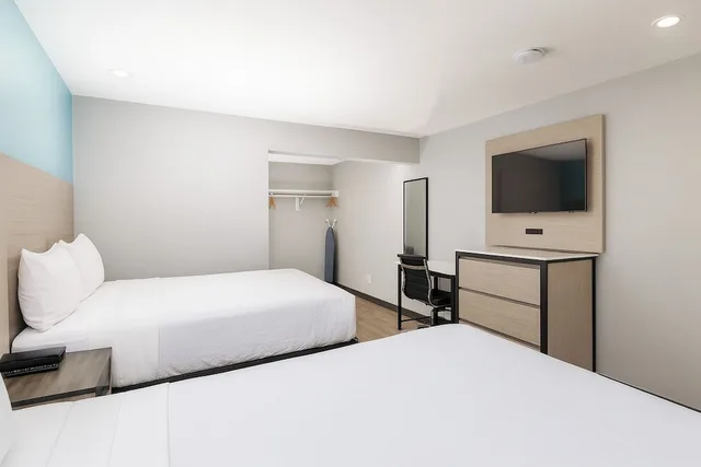 غرفة بزنس بسريرين كوين، Travelodge By Wyndham LAX South 2/10