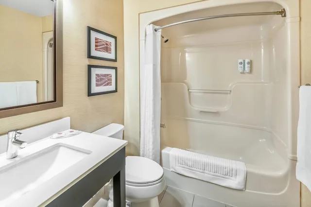 غرفة قياسية بسرير كينج في الطابق الأرضي، Comfort Inn Chatham 10/10