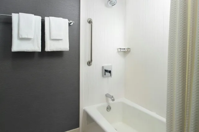 غرفة بسريرين كوين، Courtyard By Marriott Raleigh Midtown 4/6
