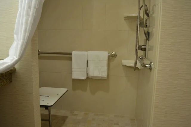 جناح بسرير كينج بغرفة نوم واحدة مع أريكة لذوي الإعاقة، Embassy Suites Palmdale 4/4