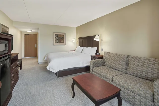 غرفة صغيرة بسرير كينج بشرفة مع أريكة، Hampton Inn Fairhopemobile Bay 3/5