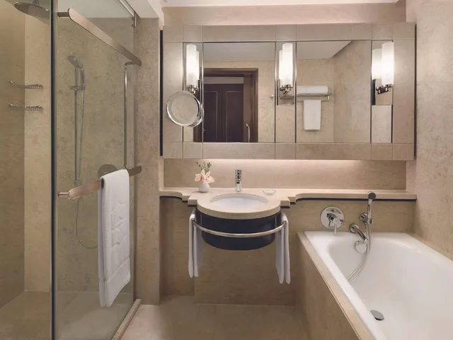 غرفة بزنس بريميير بسرير كينج، Shangri-La Kuala Lumpur 2/2
