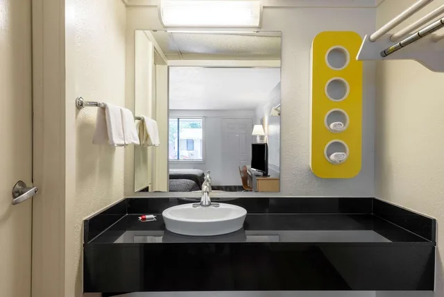 غرفة قياسية بسرير كينج، Travelodge by Wyndham Essington / Philadelphia Airport 4/4