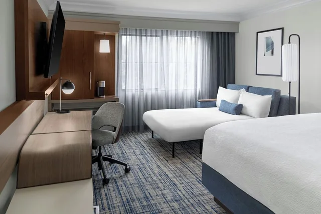 غرفة بسرير كينج مع أريكة، Courtyard By Marriott Palo Alto Los Altos 5/9