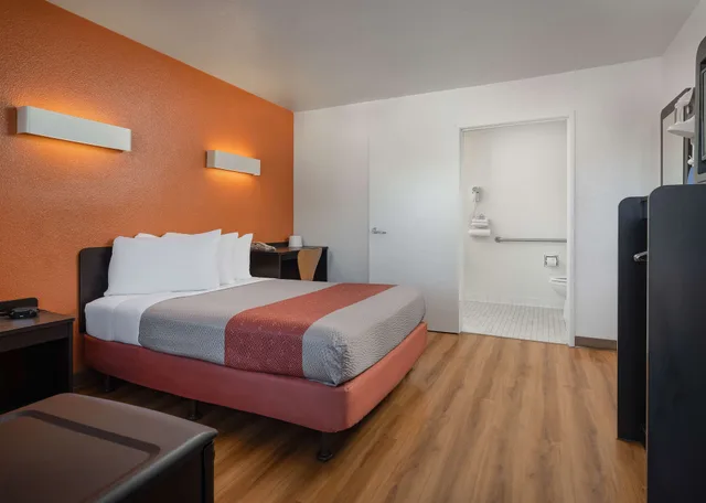 غرفة بريميوم بسرير مزدوج لذوي الإعاقة، Motel6 Temecula, CA - Historic Old Town 4/6