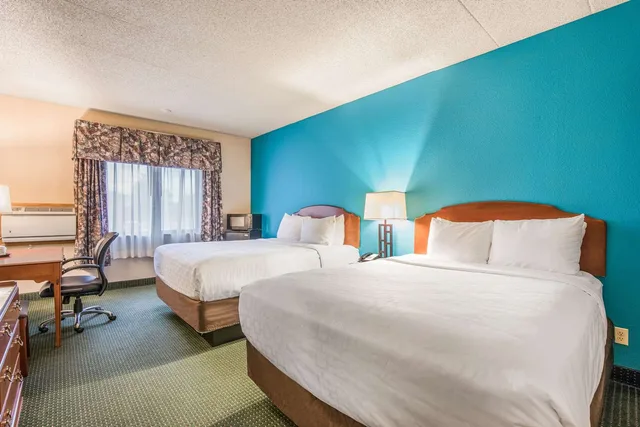 غرفة بسريرين كوين لذوي الإعاقة، AmericInn & Suites By Wyndham Baraboo Event Center 1/3