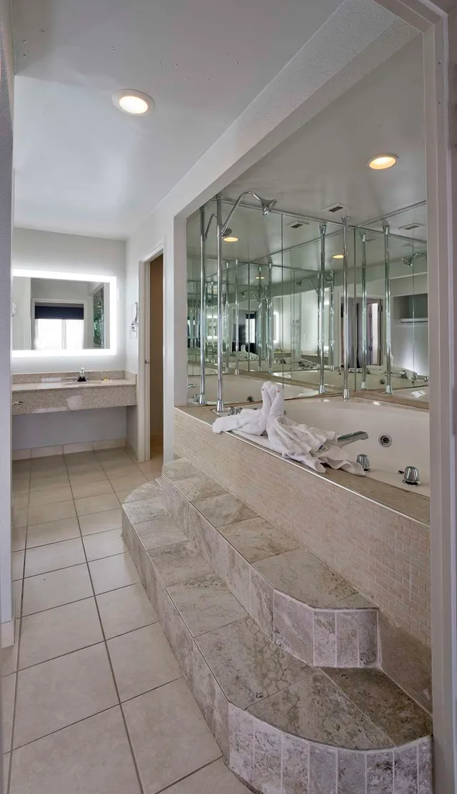 Suite, King Bed, Executive Level, Sofa, Hot Tub, Best Western Plus Hotel & Conference Center 4/4