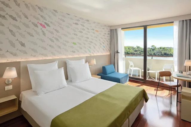 غرفة سوبيريور ثلاثية بسريرين منفصلين بإطلالة على البحر بشرفة مع أريكة، Island Hotel Istra 1/9