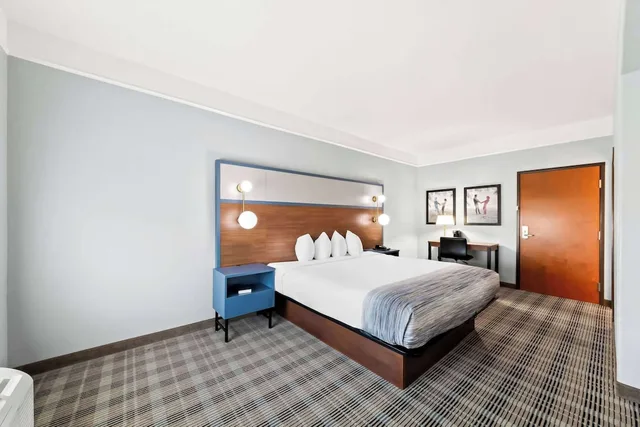 Suite, King Bed, Bathtub, Accessible, AmericInn by Wyndham New Braunfels 2/5