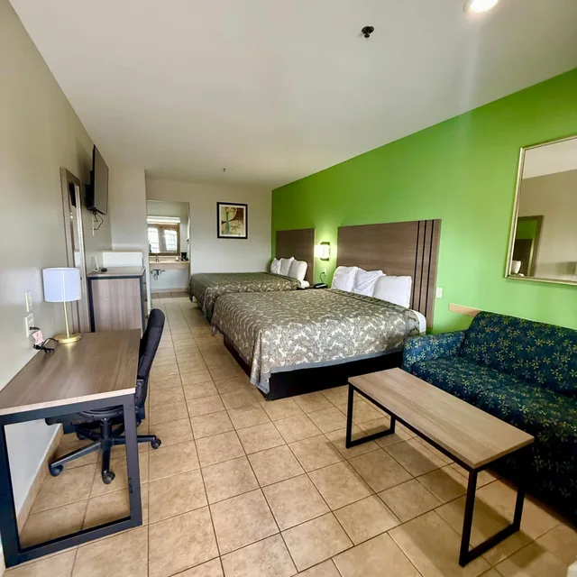 غرفة بسرير كينج وسريرين كينج، Weslaco Inn by Capital O Near Mercedes 4/10