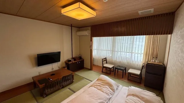 غرفة يابانية بفرشتي فوتون بحمام مشترك في المبنى الرئيسي، Ryokan Yamanami 3/4