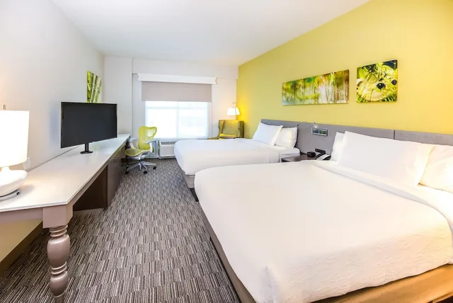 2 Queen Beds Limited View - Comp Wifi- Hdtvs with Hidef Channels - Refrigerator-Microwave- Pod Coffee Brwr، Hilton Garden Inn Ft. Walton Beach 2/4