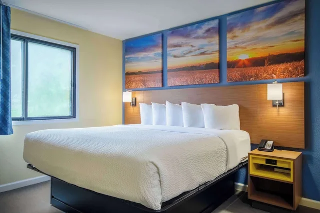 غرفة بزنس بسرير كينج، Days Inn & Suites by Wyndham Waterloo 1/7