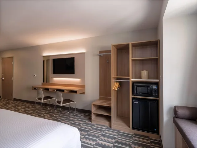 غرفة بسرير كوين، Microtel Inn and Suites by Wyndham Georgetown Lake 2/3