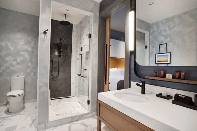 1 Bedroom, Metropolitan, Suite, King Bed, City View, Sofa، The Farnam Autograph Collection 2/2