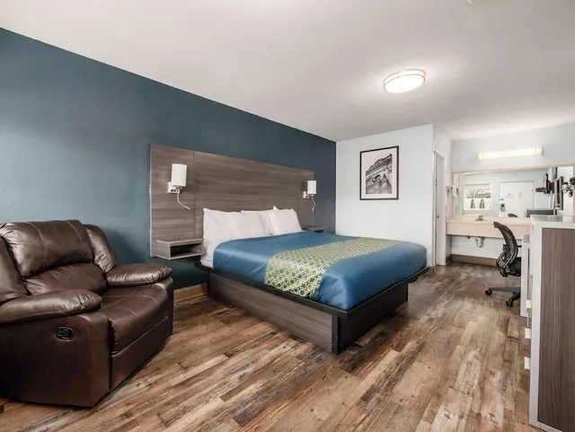 غرفة بسرير كينج لذوي الإعاقة، Grove City Travel Inn Columbus South 2/4
