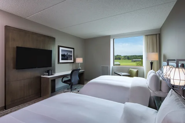 غرفة بسريرين مزدوجين، Cincinnati Marriott Northeast 1/3