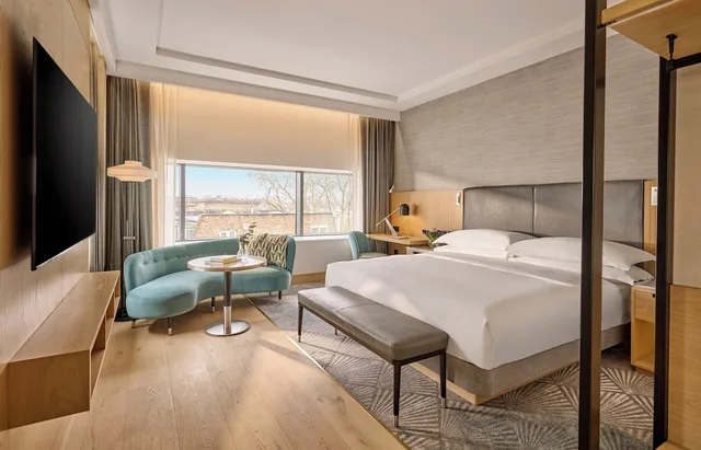 Deluxe, King Bed, Accessible, Hyatt Regency London Olympia 1/6