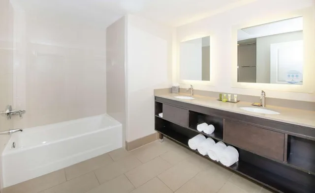 1 Bedroom, Suite, King Bed, Balcony or Patio, Hilton Santa Cruz/Scotts Valley 6/9