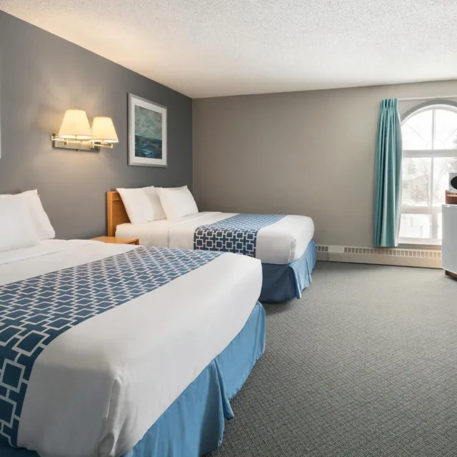 Deluxe, King Bed, 2 Queen Beds, Travelodge by Wyndham Edmonton Airport 2/9
