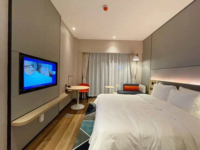 Standard, King Bed, Extra Floor Space، Holiday Inn Express Shenzhen Longhua 1/10