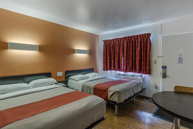 غرفة قياسية بسريرين مزدوجين لذوي الإعاقة، Motel6 Oshkosh, WI 2/10