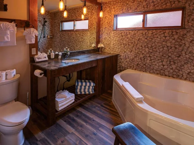 كابينة فاخرة بإطلالة على الحديقة بجاكوزي، Cedar Glen Lodge 2/2